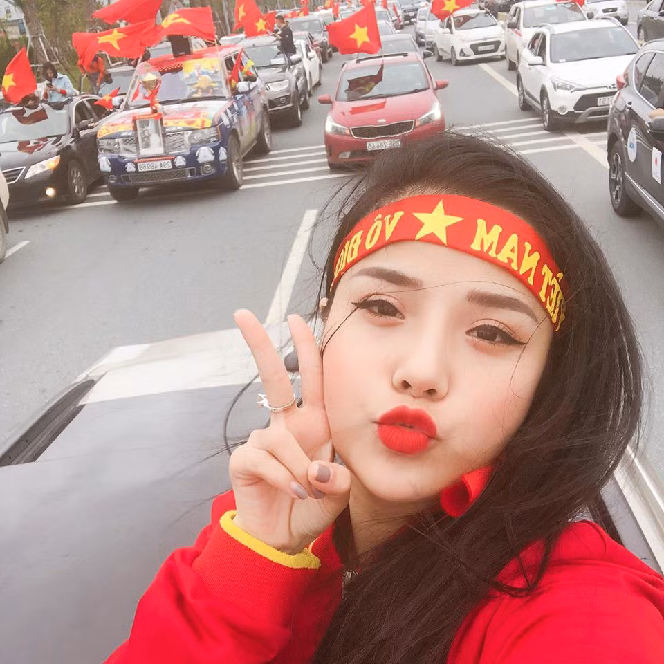 "Còn về việc mình thường hát ca khúc buồn đơn giản vì những bài hát đó hay, phù hợp với chất giọng và sở trường hát Pop Ballad nhẹ nhàng, sâu lắng thôi. Mình muốn khẳng định bản thân bằng chính năng lực, muốn mọi người biết đến mình vì là chính mình – Thương Võ chứ không phải bất kỳ cái mác nào khác mà người ta gán cho". Cô bạn này cho hay.