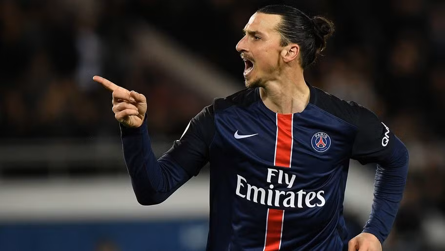 Hãng hàng không của Dubai Emirates là nhà tài trợ áo đấu cho Paris Saint-Germain kể từ năm 2006 tới nay. Cũng chính vì lý do đó, Paris Saint-Germain có một số lượng cổ động viên rất lớn ở khu vực Trung Đông này.