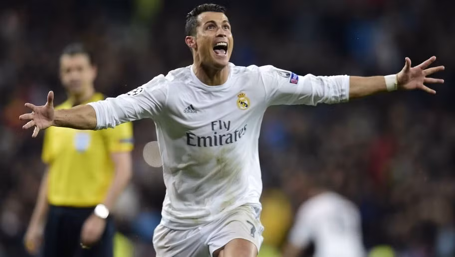 Giống như PSG, Real Madrid cũng hợp tác quảng cáo với hãng hàng không nổi tiếng Emirates trên áo đấu của mình. Sau khi kết thúc hợp đồng với Bwin, Real Madrid bắt đầu quảng cáo cho Emirates và thành quả với họ là chức vô địch Champions League vào năm 2014.