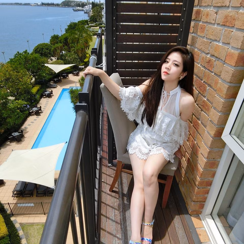 Mặc dù sống ở nước ngoài nhưng quan hệ của Thoại Liên với anh trai và bạn gái của anh mình là ca sĩ Đông Nhi cũng khá thân thiết. Những hình ảnh selfie tình cảm hay nhắng nhít khi đi mua sắm cùng nhau cũng được cô nàng xinh đẹp này đăng tải trên trang cá nhân.