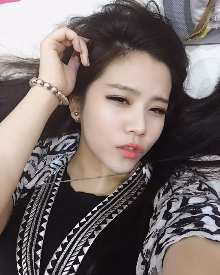 Được biết, ngoài thích thú với thời trang và mua sắm thì cô gái xinh đẹp Ông Thoại Liên còn hứng thú với những công việc bếp núc. Trên trang cá nhân của mình, cô thường xuyên cho đăng tải những hình ảnh mình đang đứng trong bếp.