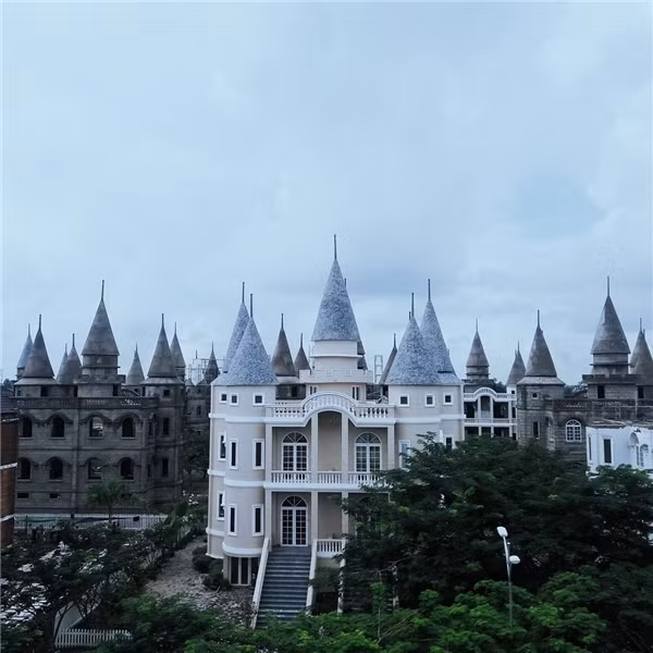 Thực chất bên trong công trình này là tổ hợp bao gồm khu nhà hiệu bộ, dãy giảng đường lí thuyết, khu trung tâm thương mại dịch vụ và kí túc xá của Bệnh viện Đại học Võ Trường Toản. Ảnh: Đình Ngoan
