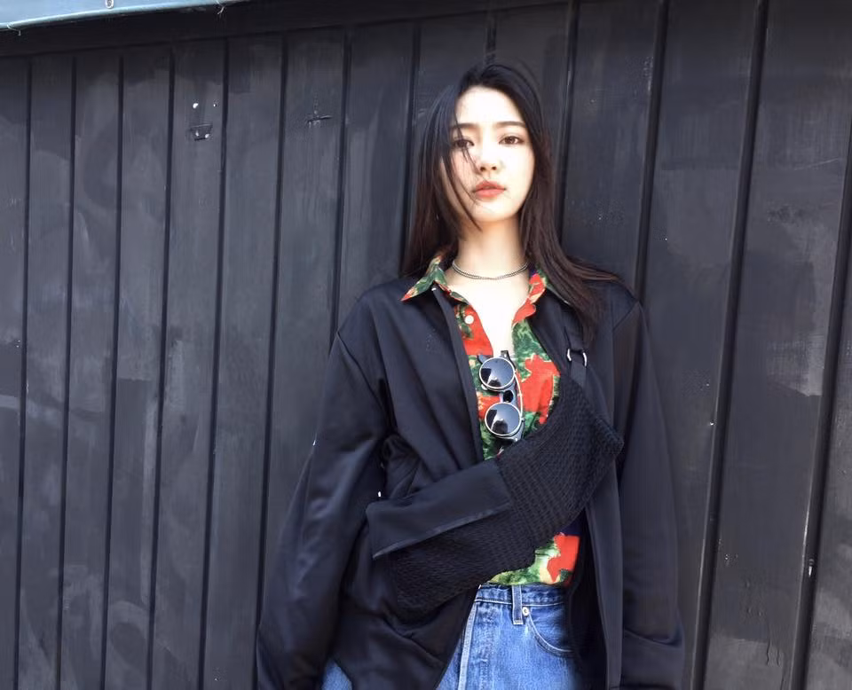 Sở hữu gương mặt xinh đẹp, thân hình mảnh mai, thon gọn và biểu cảm đầy quyến rũ như đôi mắt to, lông mày rậm hay đôi môi đỏ thắm, Văn Hinh dễ dàng chinh phục những cư dân mạng khó tính nhất bằng vẻ đẹp của mình.