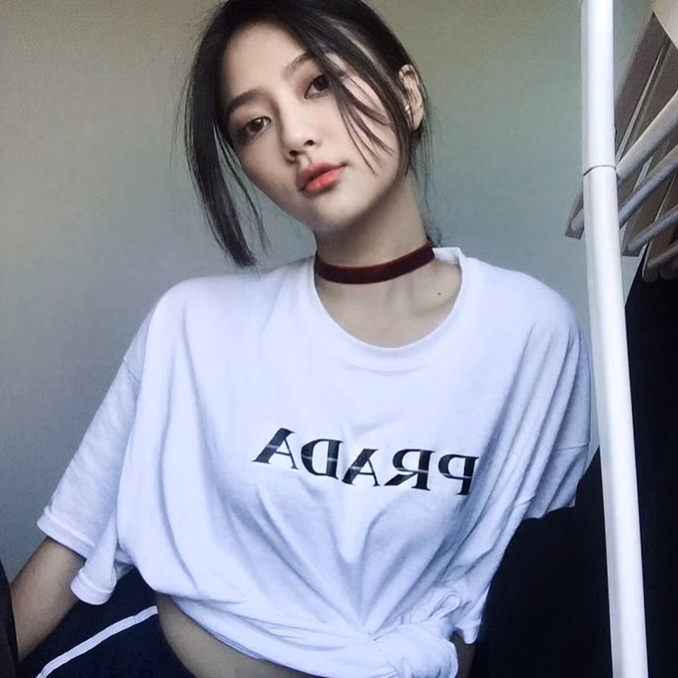 Sau khi ngắm nhìn vẻ đẹp của hot girl Đài Loan - Văn Hinh, nhiều cư dân mạng đã cùng đưa ra một nhận xét chung đó là nhan sắc của 9X này tổng thể sự kết hợp giữa vẻ quyến rũ, vừa mang đậm chất đẹp thơ ngây.