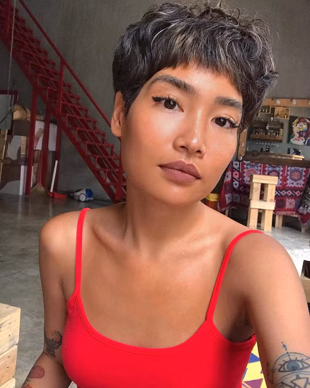 Dù không có chiều cao ấn tượng như các hot girl khác như Louis Hà vẫn tự tin khoe thân hình với những bộ đồ thời trang cực hợp lý để che đi khuyết điểm của bản thân mình.