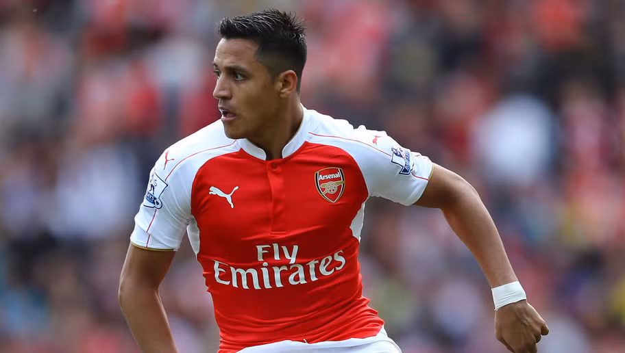 Rất lâu kể từ ngày Robin Van Persie ra đi, Arsenal mới lại sở hữu một tiền đạo thi đấu "đã mắt" và đó không ai khác là Alexis Sanchez, thương vụ đắt giá thứ hai của Arsenal. Có thể Sanchez vẫn chưa chạm đỉnh như đồng nghiệp người Hà Lan, nhưng nên nhớ anh chỉ vừa đặt chân đến Emirates vỏn vẹn 2 năm, thế nhưng những gì anh đóng góp đã giúp CLB thành London có địa vị tại Ngoại hạng Anh.