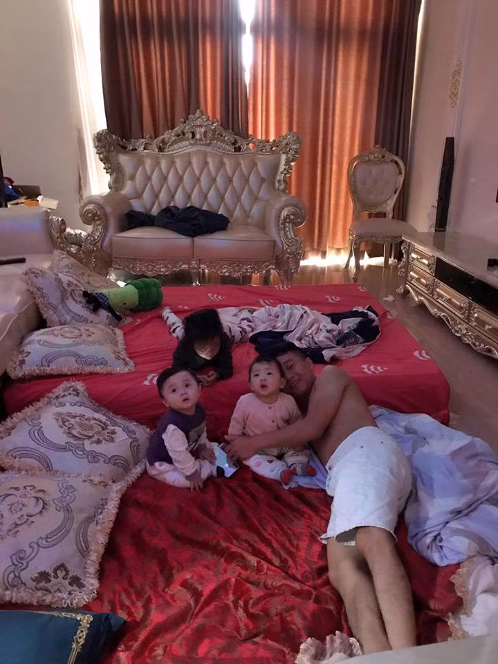 Đặc biệt, để tạo niềm vui cho vợ những dịp đặc biệt như thôi nôi con, sinh nhật vợ hay kỉ niệm ngày cưới, ông bố trẻ luôn chuẩn bị những bữa tiệc hoành tráng, xa hoa, được đầu tư công phu để vợ và các con được hạnh phúc khiến bạn bè phải ngưỡng mộ. Ảnh sử dụng trong bài: FBNV.