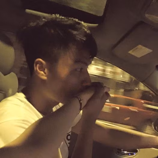 Hot boy U23 VN khoe ảnh hôn tay người tình bí mật - Hình 2 Hot boy U23 VN khoe anh hon tay nguoi tinh bi mat-Hinh-2