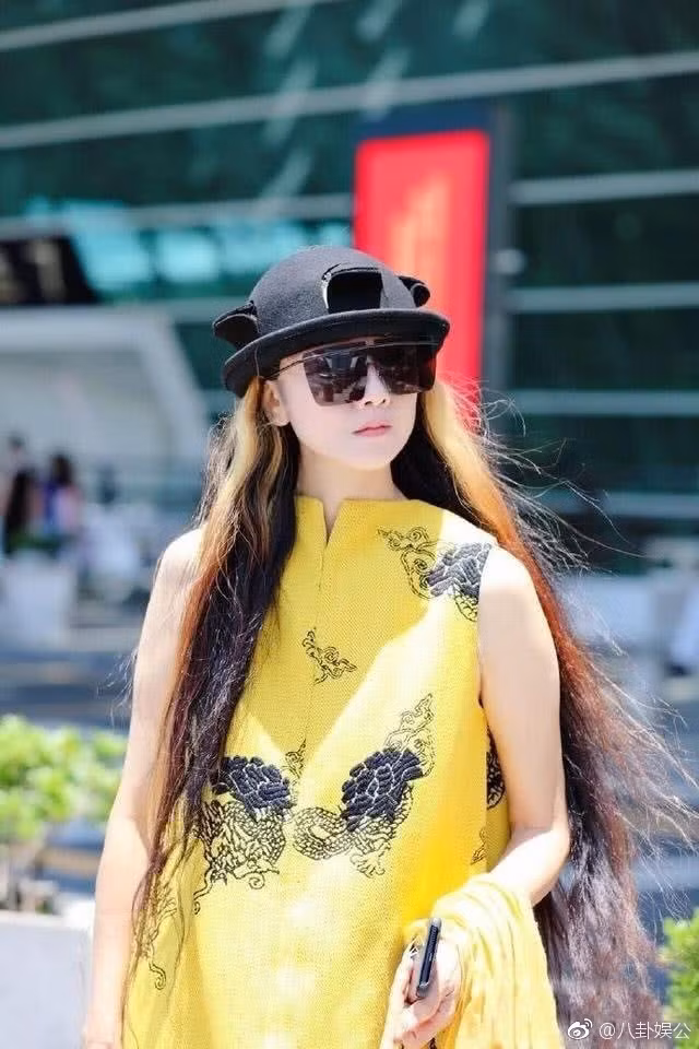 Mới đây, Dương Lệ Bình thu hút sự quan tâm của truyền thông khi xuất hiện trên phố với hình ảnh trẻ trung. Sao nữ này mặc đầm vàng thêu họa tiết nổi, đội mũ rộng vành tông đen. Ở tuổi 60, “Mai Siêu Phong” ngày nào của Anh hùng xạ điêu được khen giống phụ nữ tuổi 30.
