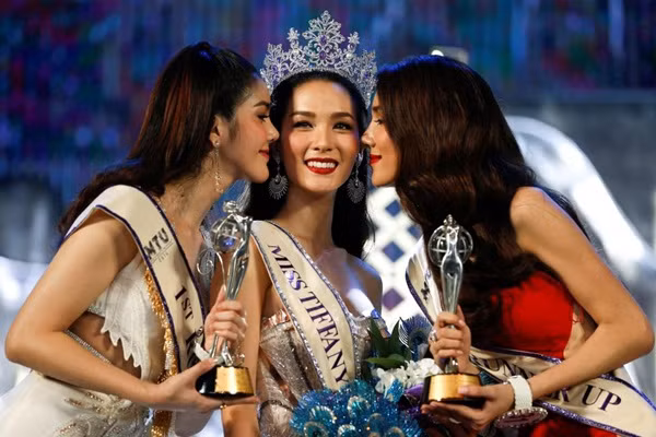 Jiratchaya Sirimongkolnawin đã trở thành cái tên được nhắc đến nhiều nhất trong cộng đồng mạng khi cô chính thức đăng quang danh vị hoa hậu chuyển giới Thái Lan 2016 trong đêm chung kết diễn ra vào tối 13/5 tại Pattaya.