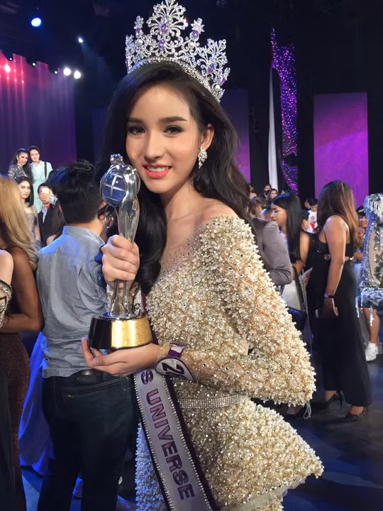 Chia sẻ trong đêm đăng quang, Yoshi Rinrada nói rằng ngay từ bé cô thường thích lấy đầm mẹ để mặc, mang giày cao gót và tô son, mọi thứ đến với cô đều vô cùng tự nhiên chứ không có chút a dua theo bạn bè.