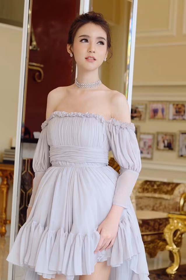 Hiện tại, Yoshi đang có mặt ở Việt Nam và tham gia vào một số dự án từ thiện và sự xuất hiện của cô tại Việt Nam được người người đặc biệt chú ý.