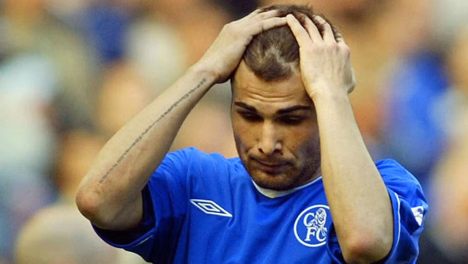 Adrian Mutu bị kết tội sử dụng cocaine hồi năm 2004. Cầu thủ người Romania sau đó bị cấm thi đấu 7 tháng bởi FA. Bản hợp đồng trị giá đến 15,8 triệu bảng Anh thời đó gần như mất tất cả sau scandal này. Sự nghiệp đang lên tại Chelsea, 60.000 bảng/ tuần tương đương với 3 triệu bảng/năm. Ảnh sử dụng trong bài: Independent.