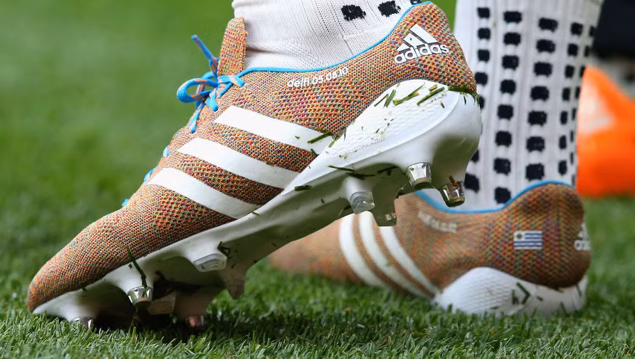 Samba Primeknit là đôi giầy được Addidas dành riêng cho Luis Suarez thời còn khoác áo Liverpool năm 2014. Đôi giày làm bằng chất liệu dệt đan 'primeknit' siêu nhẹ và siêu độc đáo.