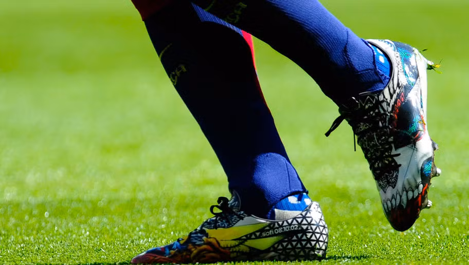 Một dòng adidas khác thiết kế lấy cảm hứng từ Luis Suarez với dòng slogan ấn tượng #therewillbehaters. Đôi giày như một bức họa xăm trổ nói lên tính cách mạnh mẽ của ngôi sao bóng đá người Uruguay. Dòng giày này được Adidas cho ra mắt hồi năm 2015 và chỉ có đúng 1.500 đôi trên thế giới.