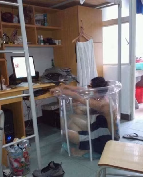 Mới bước vào những ngày đầu tháng 4, nghĩa là những ngày đỉnh điểm nắng nóng vẫn chưa chính thức bắt đầu, tuy nhiên lướt qua các fanpage trong cộng đồng mạng xã hội, rất nhiều các dân mạng đã kêu nóng thấu trời.