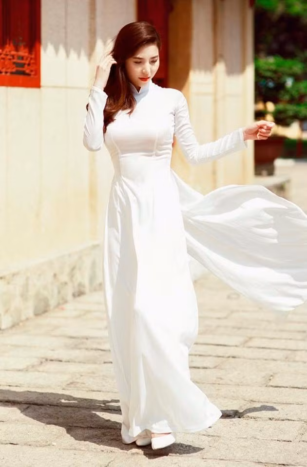 Với vẻ đẹp ngọt ngào như một viên kẹo, hot girl Sài thành - Candy Bảo Hòa gần đây đã trở thành chú ý của cư dân mạng với liên tiếp những bộ ảnh mới được đăng tải. Gần đây nhất, cô lại cho mọi người chiêm ngưỡng vẻ dịu dàng và nữ tính của mình trong chiếc áo dài truyền thống trong cái nắng vàng óng á, đặc sản phương Nam.