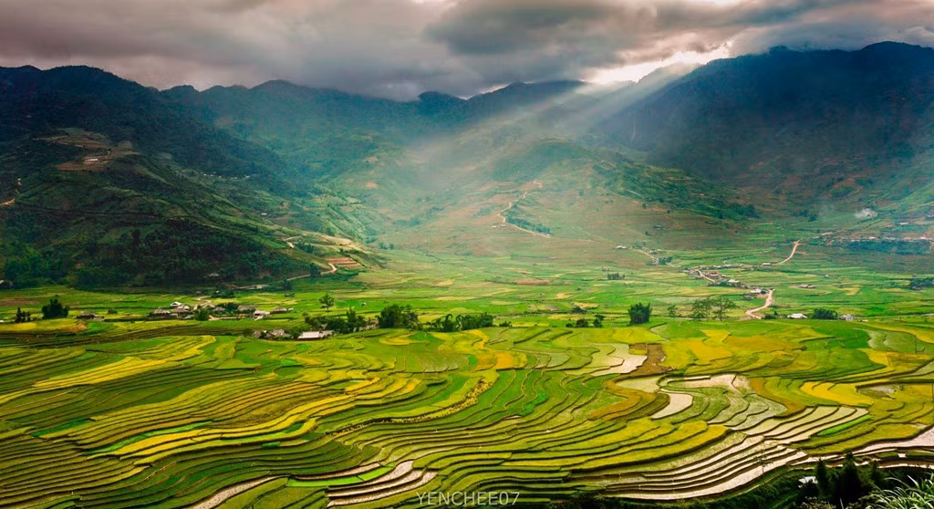 Đến miền sơn cước huyện Mù Cang Chải, tỉnh Yên Bái vào thời điểm này, du khách không còn được chiêm ngưỡng cảnh đổ nước vào ruộng bậc thang, do ở một số nơi bà con đã gần kết thúc vụ đổ ải, cấy mạ. Đến miền sơn cước huyện Mù Cang Chải, tỉnh Yên Bái vào thời điểm này, du khách không còn được chiêm ngưỡng cảnh đổ nước vào ruộng bậc thang, do ở một số nơi bà con đã gần kết thúc vụ đổ ải, cấy mạ.