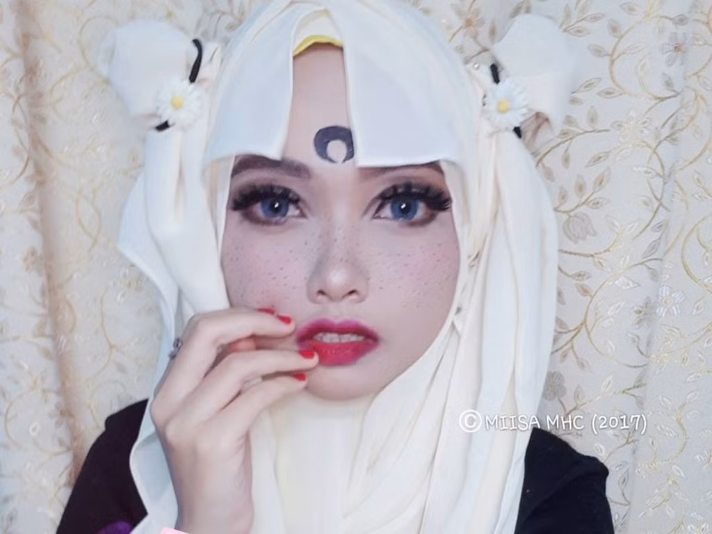 Theo truyền thống, những người phụ nữ theo đạo Hồi thường phải đeo khăn Hijab (khăn trùm đầu) và chính chiếc khăn này che đi dung nhan của rất nhiều những cô gái xinh đẹp. Tuy nhiên, cô gái Malaysia mới đây đã biến tấu chiếc khăn này trở nên vô cùng thời trang với màn biến hóa tài tình của mình.