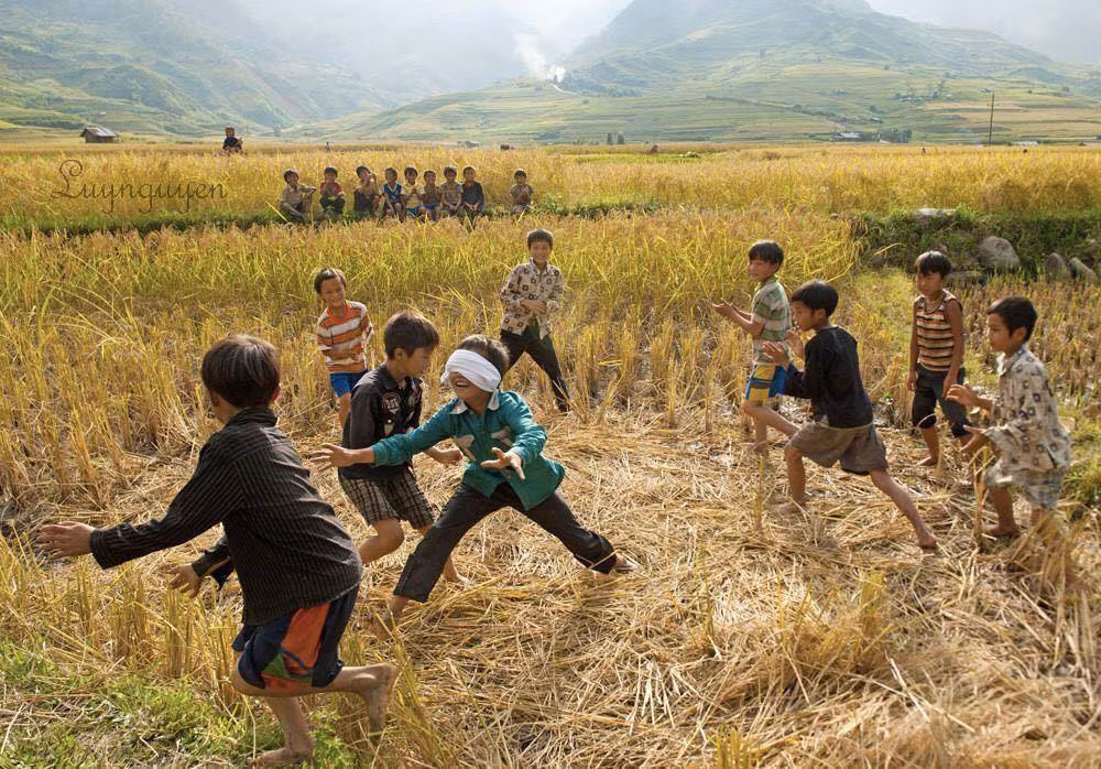 Bịt mắt bắt dê tại cánh đồng lúa sau khi thu hoạch vụ mùa. Rồi sau đó, cả hội lại tản ra đi "mót lúa" vương vãi để cùng nhau đi nấu cơm lon hay nổ bỏng gạo.
