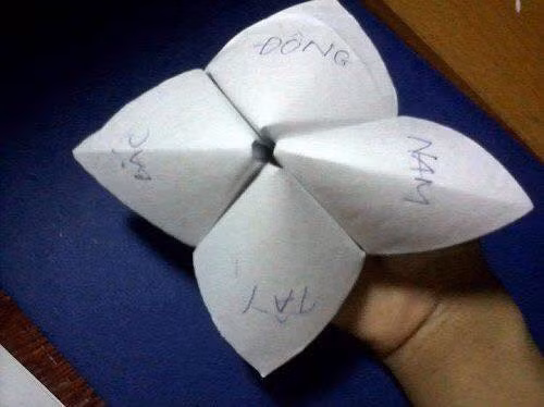 Chỉ đơn giản từ một mảnh giấy trò chơi "đông-tây-nam-bắc" cũng là dụng cụ để các bạn trẻ phân vai trong các phiên tòa hay cho bộ phim Tây Du Ký hoặc Hoàn Châu Cách Cách.