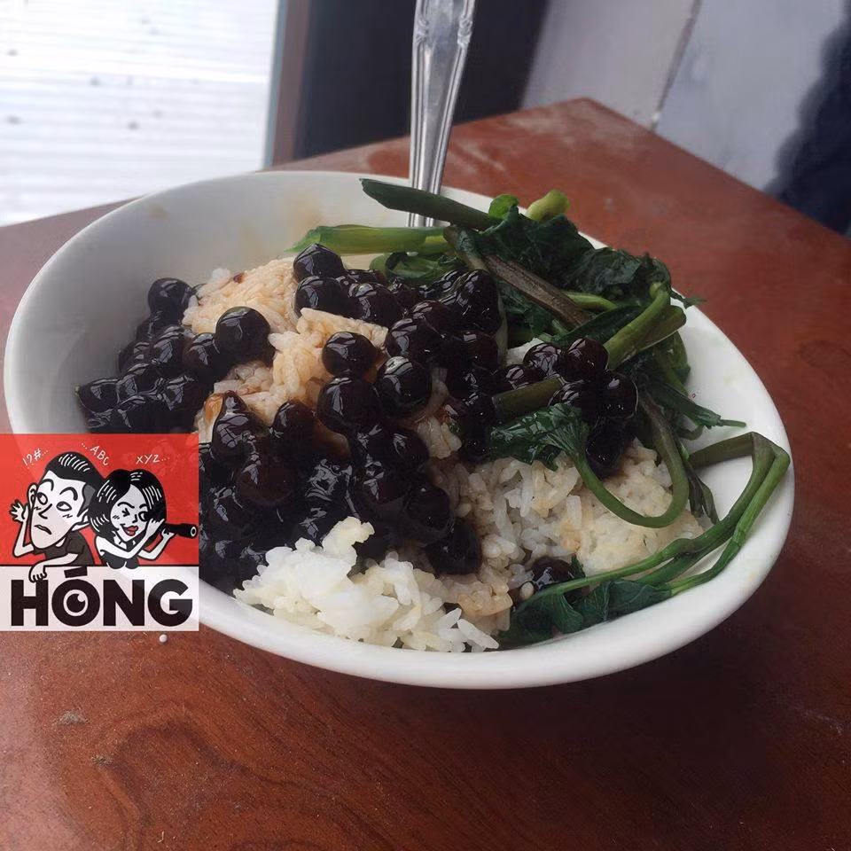 Thời gian vừa qua, những chiếc bánh mang tên "bánh trân châu đen" khiến giới trẻ phát cuồng và ngay sau đó, các bạn trẻ đã nghĩ ra đủ món để ăn với loại topping này.