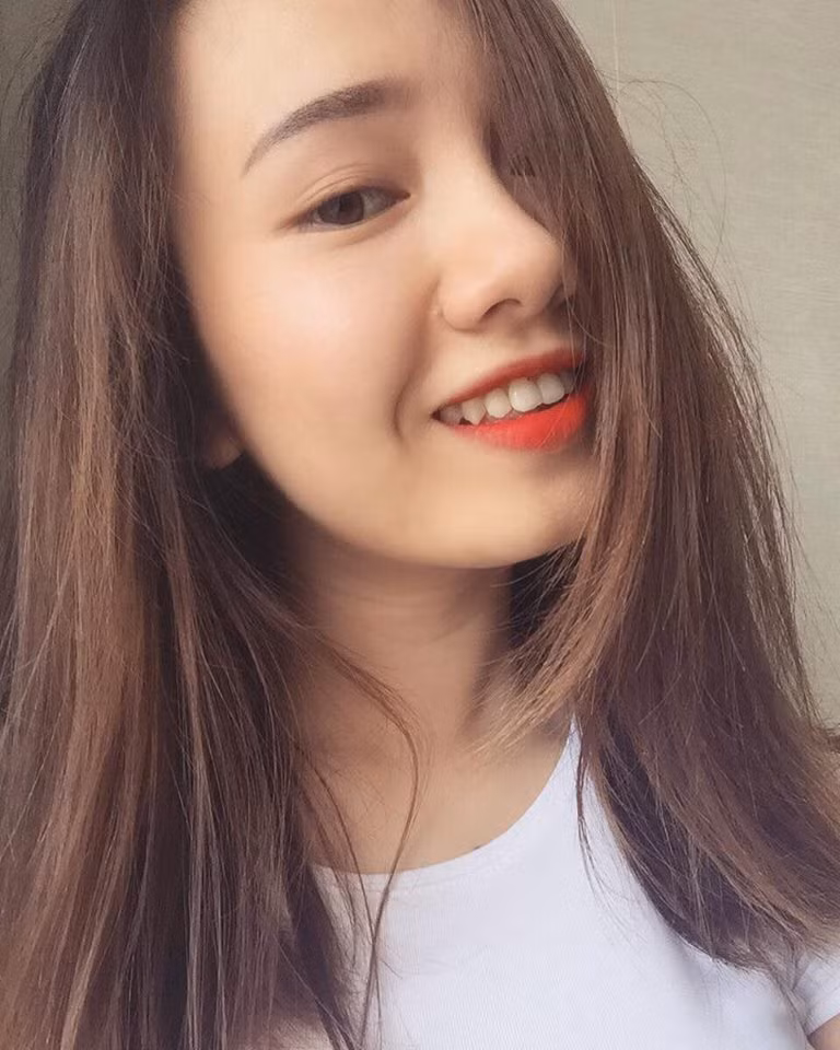 Đúng như nhiều người hay nói, làm giáo viên mầm non là "chăm con thiên hạ", công việc của Thanh Minh cũng khá áp lực, ngoài giờ lên lớp, cô bạn sinh năm 1995 này lại phải ngồi chuẩn bị bài giảng là động tác múa cho các con ở buổi học tiếp theo. Không những vậy, là một cô giáo trẻ vừa ít kinh nghiệm nên Minh cũng gặp một số vấn đề đôi lúc khiến cô bạn gặp căng thẳng trong công việc.