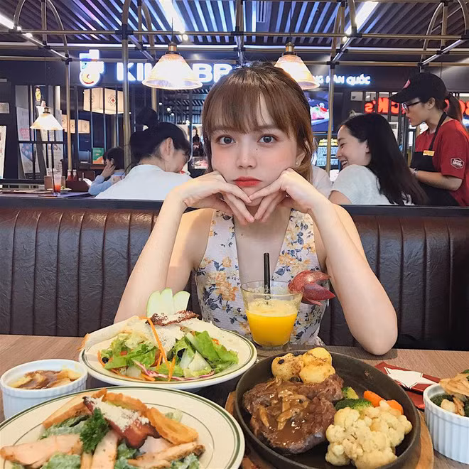Châu Thư tên đầy đủ là Võ Châu Thư, sinh năm 1998 tại TP.HCM đang là sinh viên năm 3 ngành Kinh doanh quốc tế, ĐH Hoa Sen (TP.HCM).