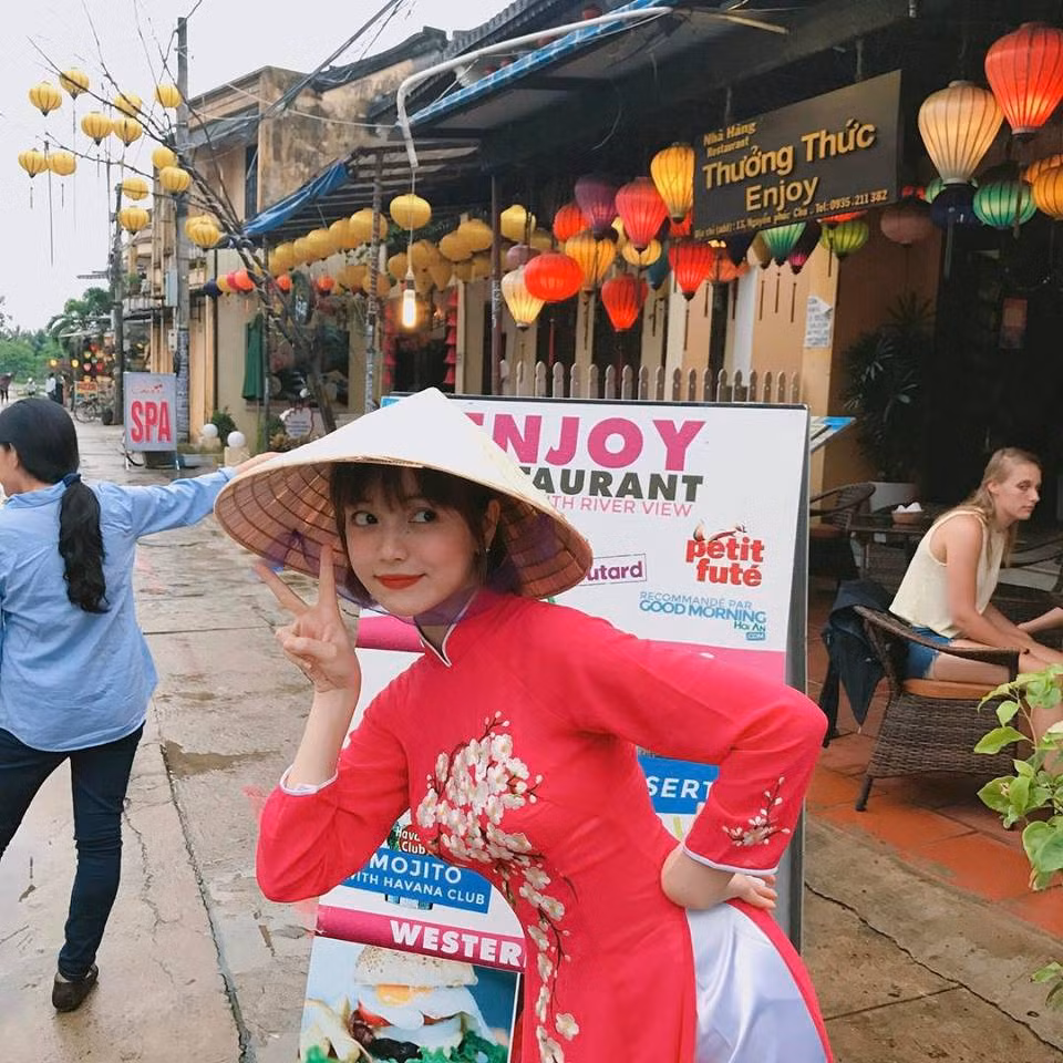 Theo nhận xét của bạn bè xung quanh Châu Thư, cô nàng này khá nhắng nhít, tinh nghịch. Tuy nhiên, khi bước vào công việc, 9X này lại khá nghiêm túc.
