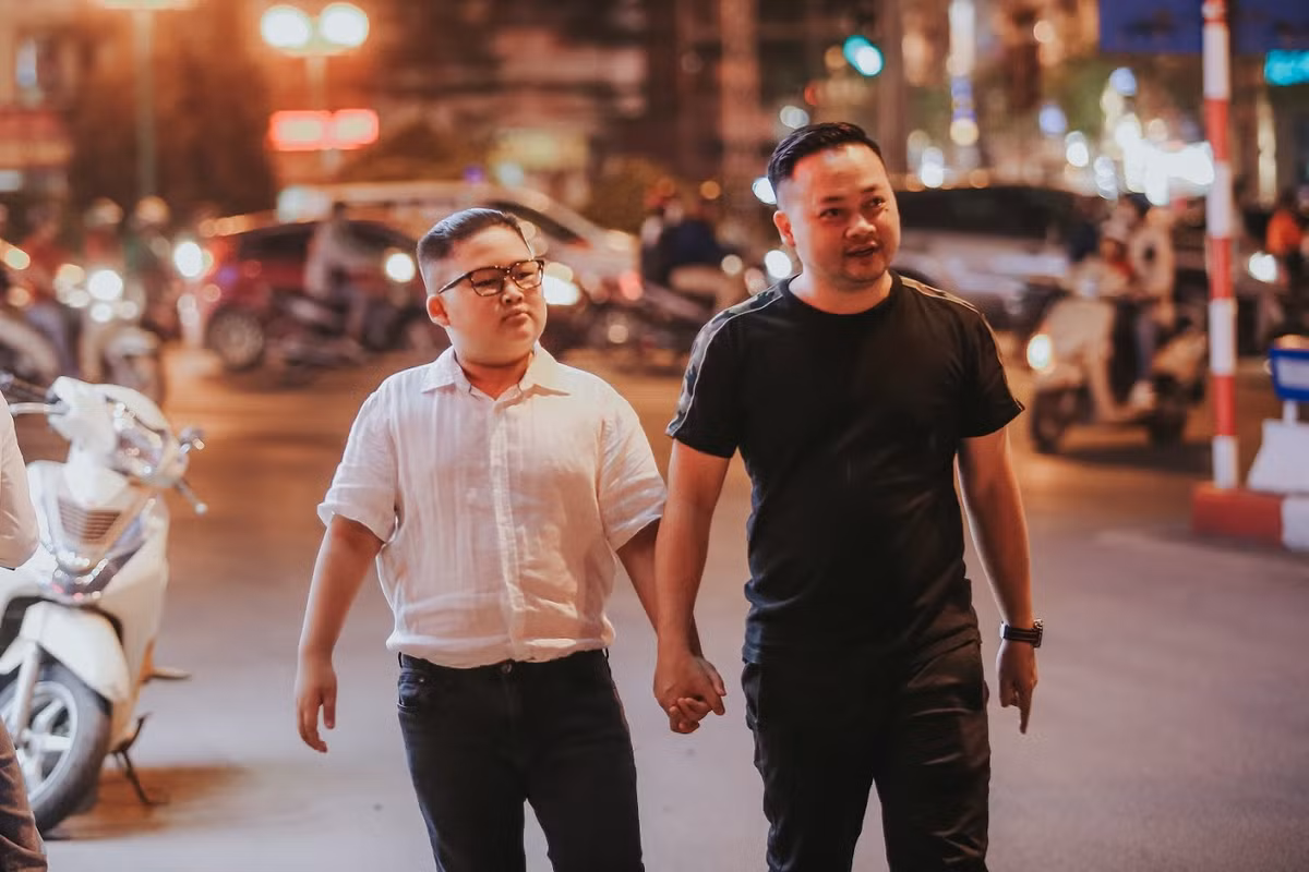 Sau khi phát hiện có gương mặt và kiểu tóc giống với chủ tịch Kim Jong Un, Gia Huy nhận được khá nhiều lời mời chụp ảnh. Thậm chí, một doanh nghiệp đã mời cậu bé vào tận Đà Lạt để chụp ảnh quảng cáo.