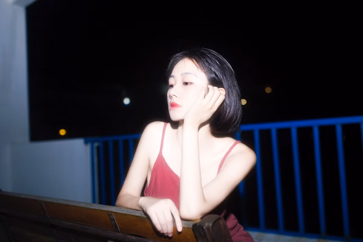 Sở hữu một gương mặt nhỏ nhắn với đôi mắt to tròn, sống mũi cao cùng đôi môi chúm chím cực duyên. Với mái tóc ngắn trên vai, nhìn Tử Hà lúc nào cũng năng động, nhí nhảnh và dễ thương như học sinh cấp 3.