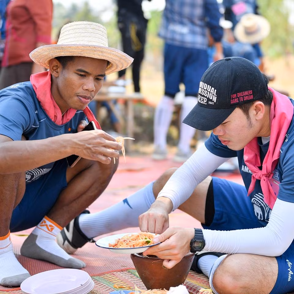 Các hoạt động này không chỉ góp phần tăng cường tinh thần đoàn kết, làm việc nhóm giữa các cầu thủ trước khi thi đấu với nhau trên sân, mà còn đào tạo thêm nhiều kỹ năng mềm, kỹ năng sinh tồn trong những điều kiện sinh hoạt không thuận lợi.