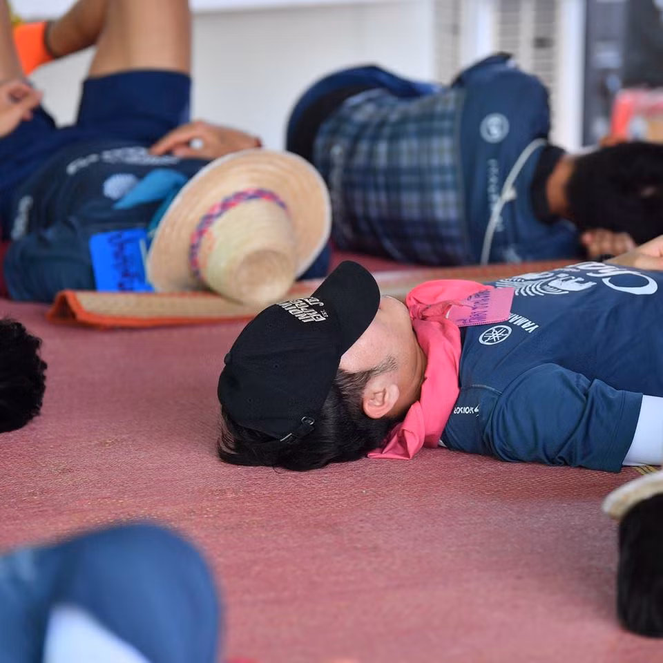 Buổi hoạt động ngoài trời tạm kết thúc khi các cầu thủ có quãng thời gian ngắn để nghỉ ngơi và ngủ trưa. Xuân Trường với chiếc khăn màu hồng nổi bật ngủ ngon lành được các CĐV Việt Nam dễ dàng nhận ra.