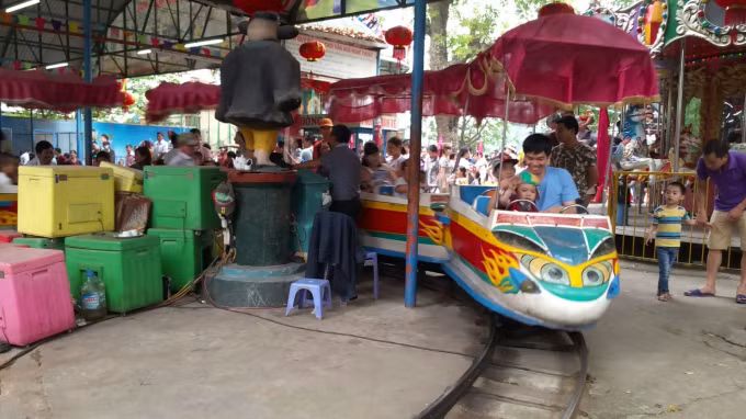 Từ khoảng 10 giờ sáng, trước cổng công viên dòng người vẫn tấp nập vào ra. Tại đây chủ yếu là các bậc phụ huynh đưa trẻ nhỏ đến vui chơi.