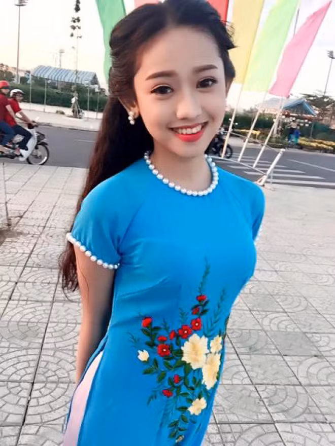 Hot girl tiếp theo từng bị chê là "tivi màn hình phẳng" là Thúy Vi, cô nàng từng nổi tiếng khi bị cho rằng cướp người tình của đàn chị Midu. Trở lại với vấn đề vòng 1, chỉ cần thẩm định bằng mắt thôi, nhiều người sẽ nhận ra cô nàng này thuộc cỡ bao nhiêu.