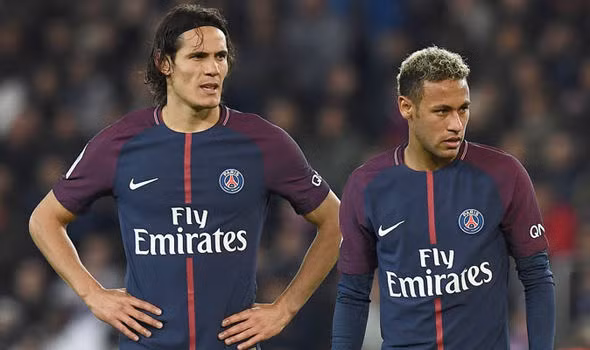 Edinson Cavani chọn Man City làm bến đỗ tiếp theo: Chân sút Uruguay muốn gia nhập Man City sau ồn ào cãi nhau, tranh đá penalty với Neymar. Cuộc sống của Edinson Cavani không còn tươi đẹp ở PSG khi Neymar bỏ Barca để đổ bộ đến Paris và quyết làm Hoàng tử ở đây. Ảnh: Goal