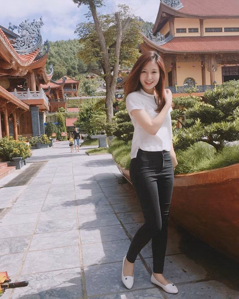 Sở hữu gương mặt bầu bĩnh dễ thương cùng các đường nét thanh tú, Nhật Thảo đã thành công trong việc "đánh nhanh, diệt gọn" trái tim của các chàng trai đa tình lang thang trên mạng xã hội.