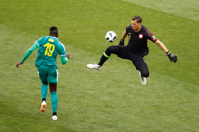 Có được bàn thắng may mắn, các chú "sư tử" Senegal đủ thời cơ dâng lên và họ không còn ngần ngại đưa ra những pha tấn công nguy hiểm về phía khung thành của Szczęsny những phút cuối hiệp thi đấu thứ nhất.