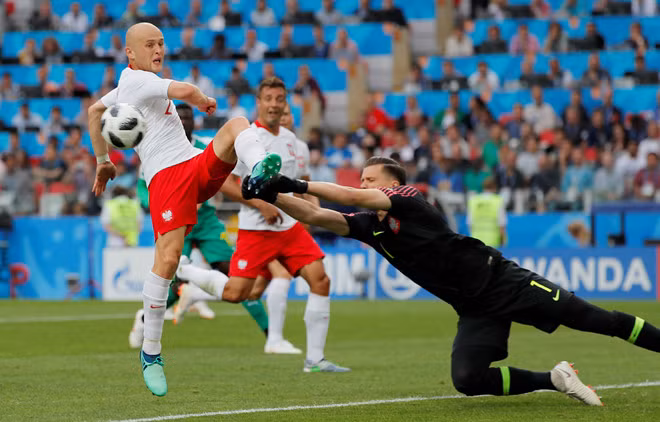 Chính vì thế, dù hai đội đều sở hữu những ngôi sao tấn công thượng hạng là Sadio Mane và Lewandowski nhưng cả Ba Lan và Senegal đều nhập cuộc với thế trận rất thận trọng. Ngay những phút đầu trận đấu đầu tiên tại VCK World Cup 2018, cả hai đội đều không dám dâng cao đội hình để hở sườn cho đối thủ khai thác.