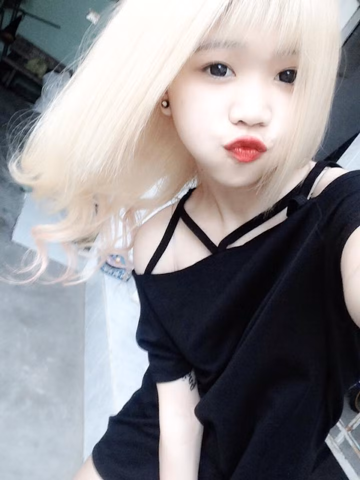 Lên trang cá nhân của cô gái sinh năm 1999 này có thể dễ dàng nhận ra rằng trong 3-4 tháng trở lại đây, Thanh Hồng thường xuyên thay đổi màu tóc, trung bình mỗi tháng 1 màu.