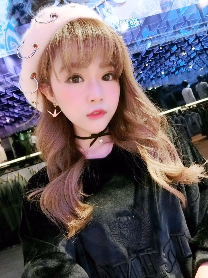 Vẻ đẹp quyến rũ của Xu Weihan được nhiều người gắn mác "đại trà" nhưng nó vẫn giúp cô kiếm lượng theo dõi lớn từ cư dân mạng.
