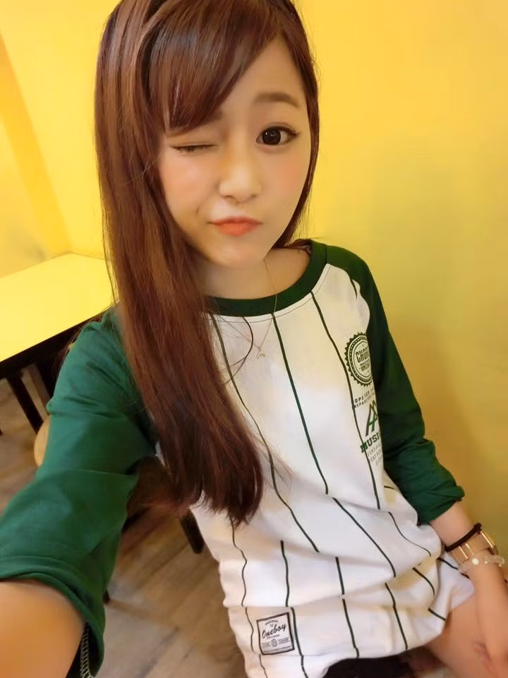 Theo dõi trang cá nhân Weibo của Xu Weihan thì nhan sắc của cô nàng này đã trở nên xinh đẹp, quyến rũ hơn rất nhiều. Hiện tại cô nàng "nữ thần bán bánh" ngày nào đã trở thành gương mặt cực hot trên mạng xã hội với 15 triệu người follow.