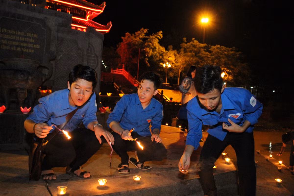 Từng cánh hoa đăng được các bạn trẻ chuẩn bị và chuyển tới địa điểm tập kết trước khi hiệu lệnh đôi bờ bừng sáng được phát đi.