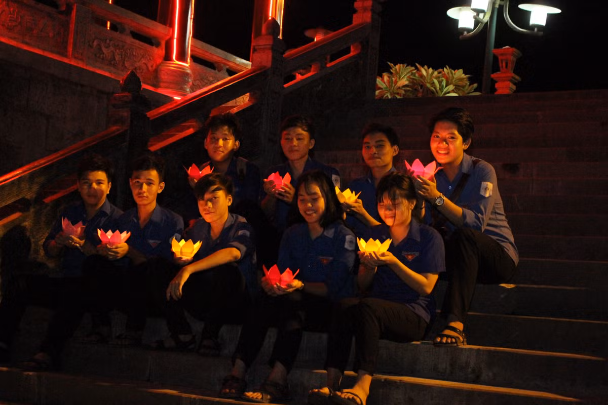 Bức ảnh kỉ niệm của một nhóm thanh niên tình nguyện TP Quảng Trị trong chương trình "Đại Lễ cầu siêu các Anh hùng - Liệt sĩ - đồng bào tử nạn chiến tranh trên sông Thạch hãn và tri ân các Mẹ Việt Nam anh hình tỉnh Quảng Trị" diễn ra vào tối ngày 16/8/2018.