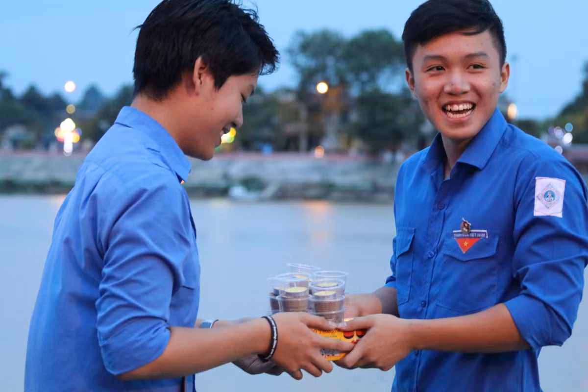 Mỗi ngọn đèn là một lời tri ân sâu sắc của thế hệ trẻ ngày nay gửi tới những người ông, người cha đã ngã xuống để 2 miền Nam - Bắc sum họp một nhà.