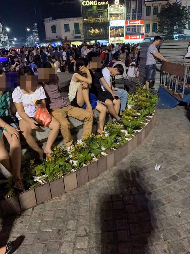 Cuoi tuan len pho di bo, dan mang phat nan voi hanh dong nay....