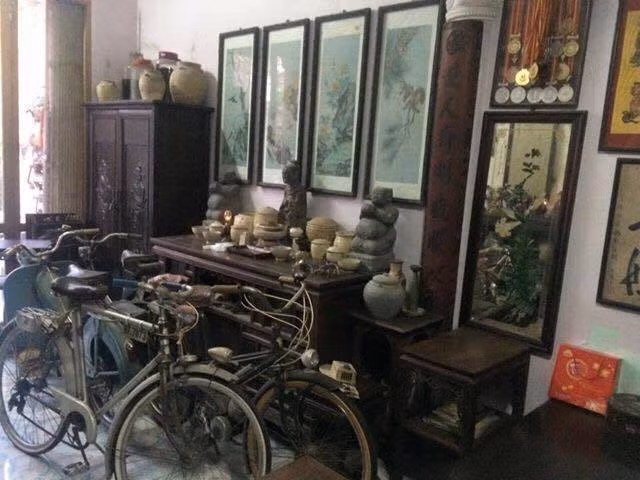 Nhiều bạn trẻ không chỉ khoe món đồ cổ mà còn khoe luôn nhà với vô số món đồ có tuổi đời lên vài chục năm.