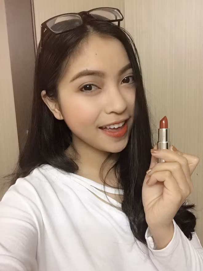 Sau khi bức ảnh của bạn gái cầu thủ U23 Việt Nam đăng tải, nhiều dân mạng đã cho rằng với phong cách trang điểm này Nhật Lê sở hữu nét đẹp rất Tây.