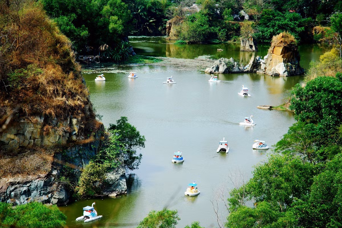 Chưa dừng lại ở việc giống Vịnh Hạ Long, khu du lịch ngoại thành Sài Gòn này còn được các "ông chủ" biến thành một Đà Lạt với những khối tiểu cảnh vô cùng đặc sắc.
