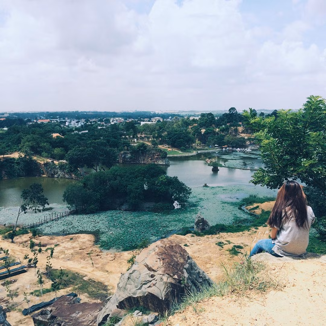 Bên cạnh đó, khu du lịch cũng có cả vườn hoa hướng dương dành cho những bạn trẻ ước mơ được chụp ảnh loài hoa rực rỡ này.